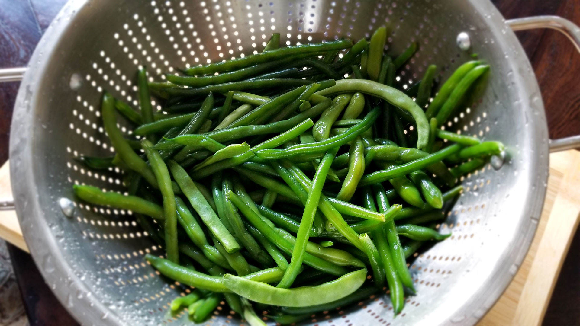 fresh green beans in a collander