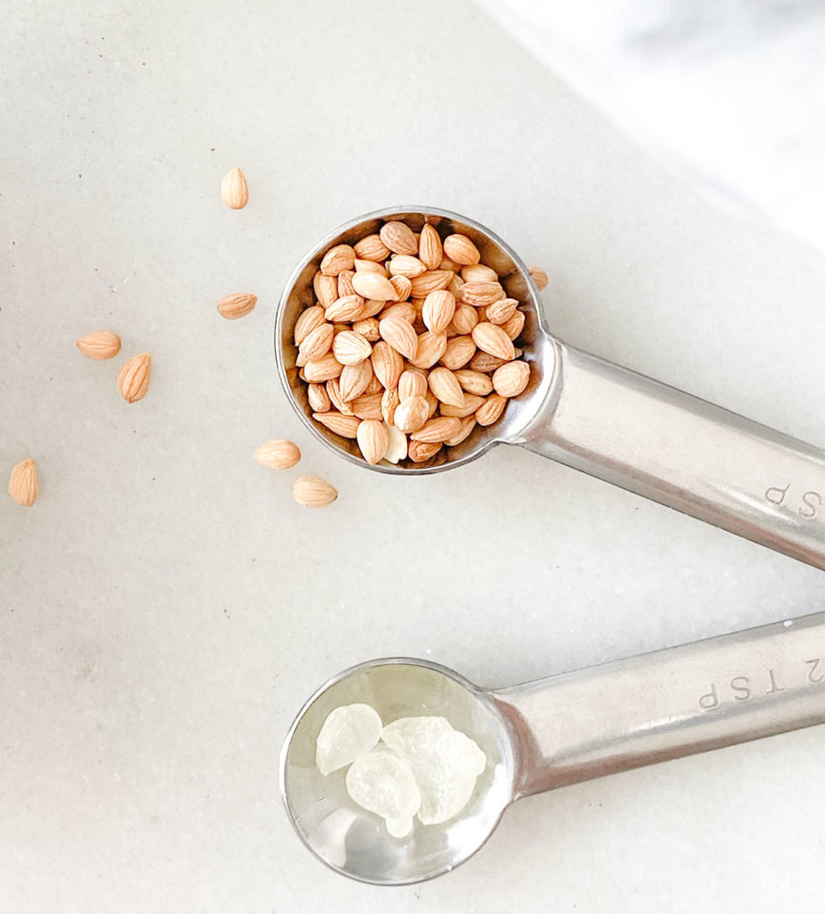 Malhepi seeds and mastiha rocks in teaspoons