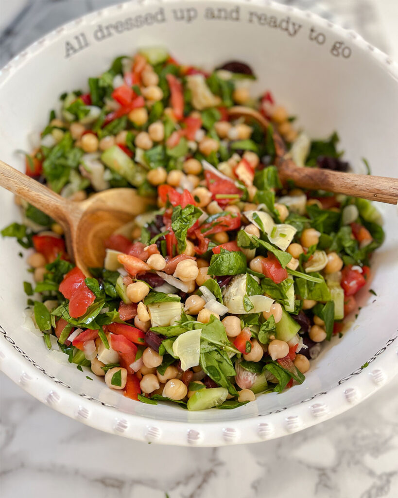 Salad with spinach, chickpeas, tomatoes, cucumbers and artichokes